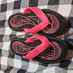 Reebok Black and pink reebok flip flops. Size 9